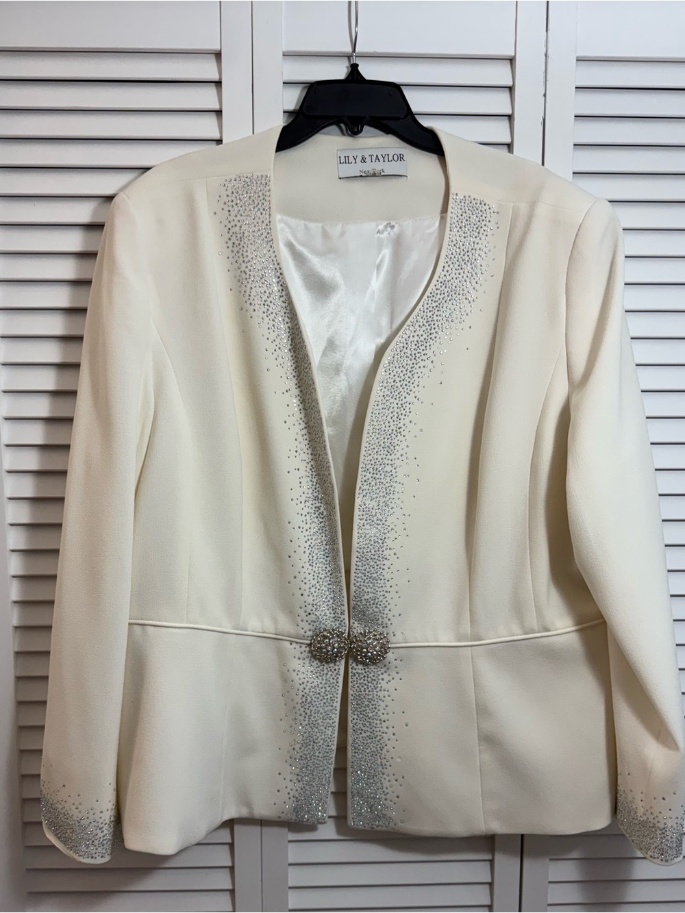 Lily & Taylor White Studded Lined Hook & Eye Short Jacket Long Sleeve Size 22